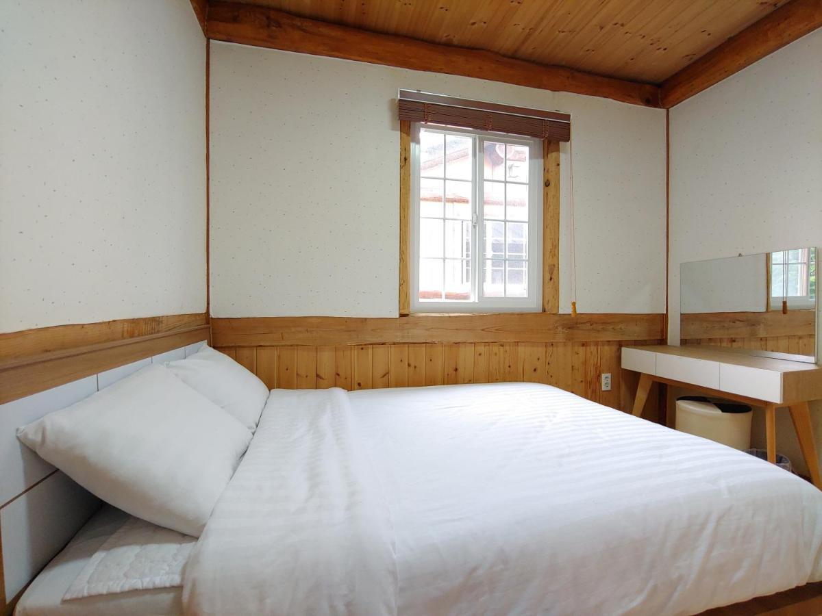 Geumok Log Pension Seogwipo Exterior foto